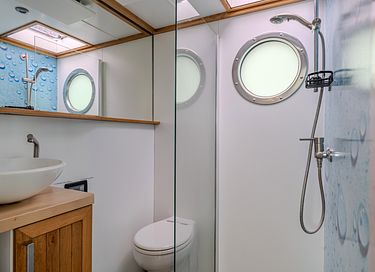 Pernotta su una lussuosa casa galleggiante con scivolo - 9