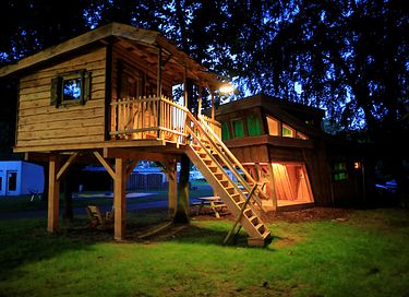 Dormir dans une cabane dans les arbres