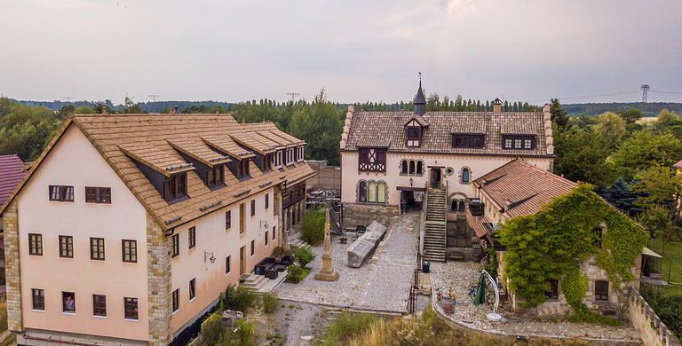 Bâtiment historique avec chambre à thème médiéval - 1