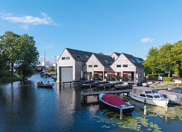 Unique accommodation on the water in Friesland