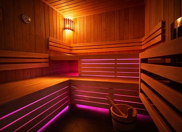 Romantic suite with sauna and hot tub - 4