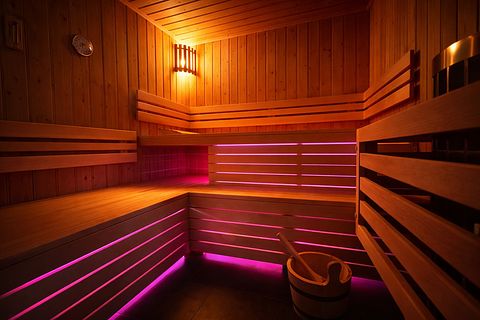 Romantic suite with sauna and hot tub - 4