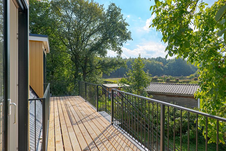 Spend the night overlooking the woods - 1