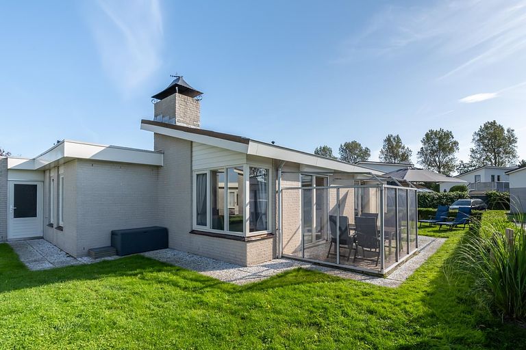 Bungalow with sauna in a nice vacation park - 1