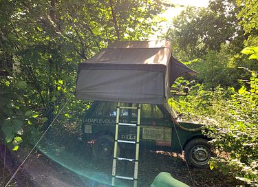Ruime tent op het dak van een jeep - 5