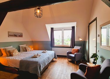 Cozy room with private bathroom and view