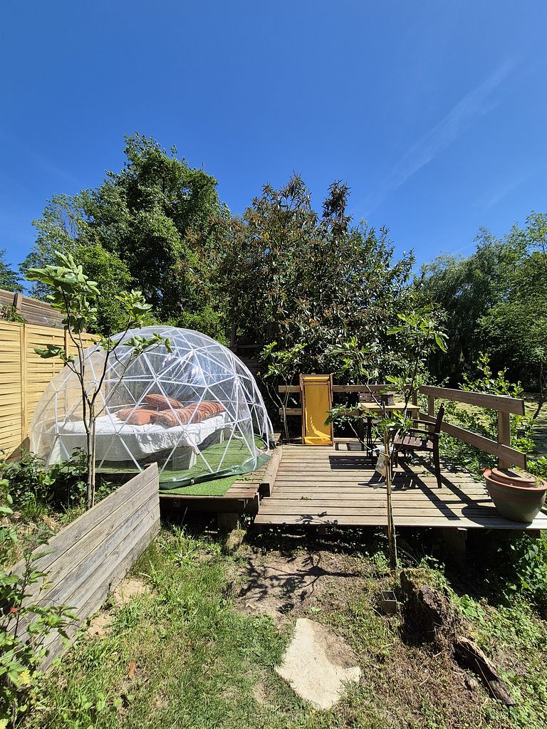 La hutte et son dôme au bord de l’étang  - 1