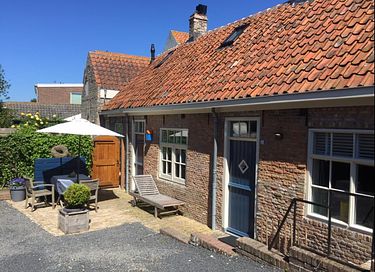 Charming holiday home in Zeeland village (4p)