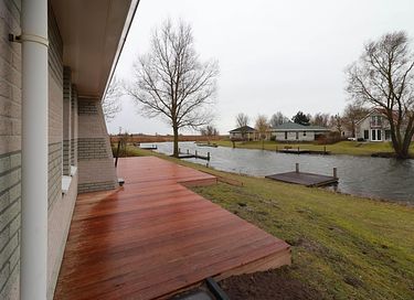 Luxury bungalow with waterfront sauna - 2