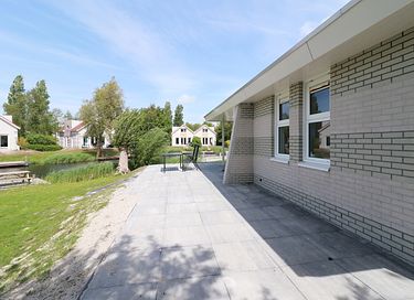 Detached waterfront bungalow - 29