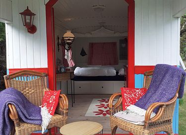Spend the night in a colorful circus wagon - 6