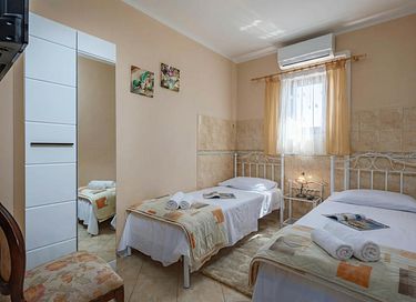 Large villa with private pool and spacious garden - 33
