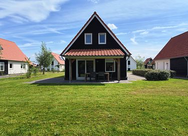 Detached house with a covered porch - 2