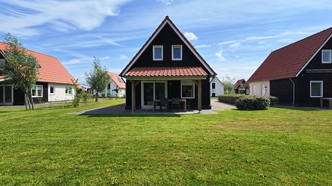 Detached house with a covered porch - 2