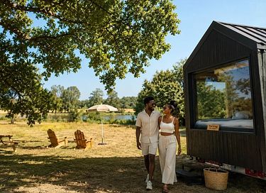 Tiny House aan een vijver in de Franse natuur