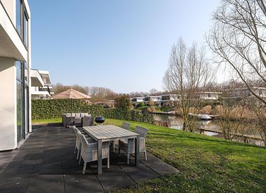 Maison moderne avec ponton au bord de l'eau - 19