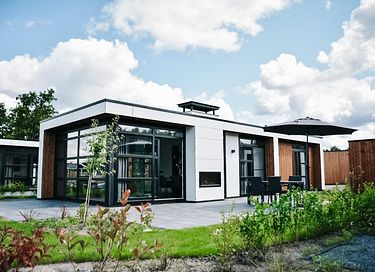 Vrijstaande villa aan het water 4p