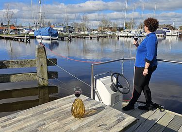 Houseboat op het water met mooi uitzicht  - 20
