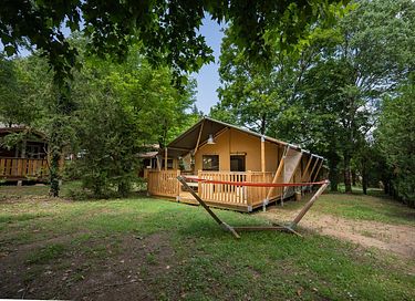 Glampingtent midden in het bos in Frankrijk