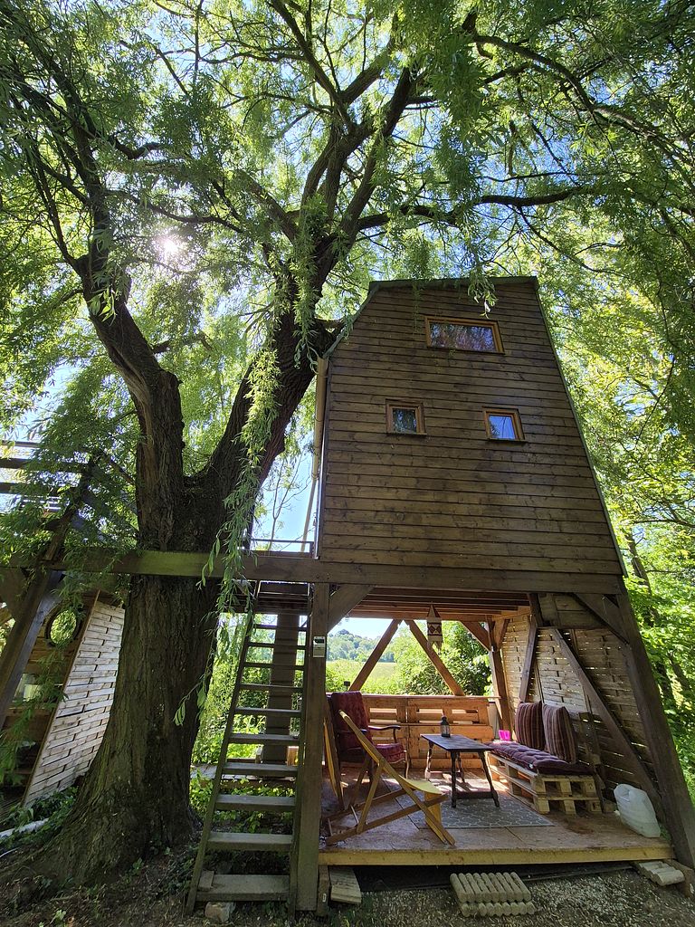 Außergewöhnliches Baumhaus direkt am Wasser - 1