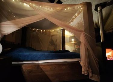 Einzigartiges Glamping Armeezelt mit Whirlpool und Ofen - 13
