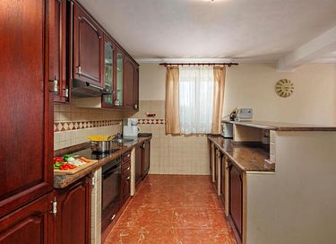 Large villa with private pool and spacious garden - 32