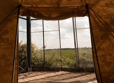3x Doppelzelt in ein Gewächshaus mit Badefass - 8