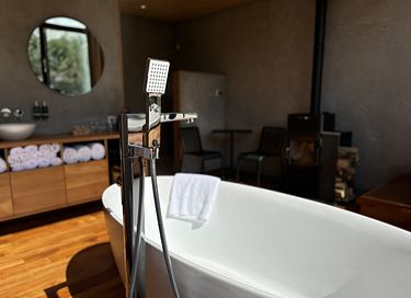 Slapen in een 'hooischuur' met privé wellness - 13