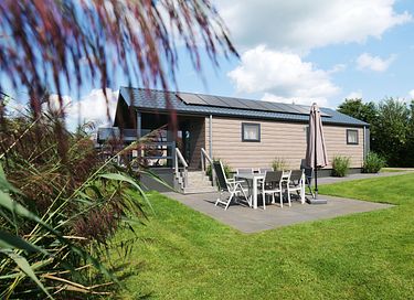 Lodge (6p) directly on a fishing pond