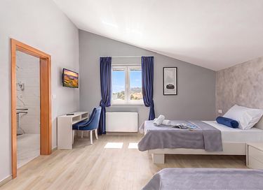 Spacious apartment with sea view and balcony - 13