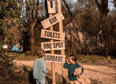 Familietent op camping in levendige omgeving - 6