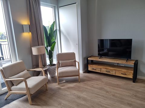 Spacious apartment overlooking the water - 4