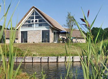 Vrijstaand vakantiehuis (6p) aan het water 