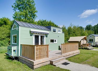 Kleurrijk tinyhouse met safari-slaaptent - 14