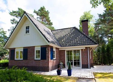 Vakantiehuis met grote tuin tussen de bomen