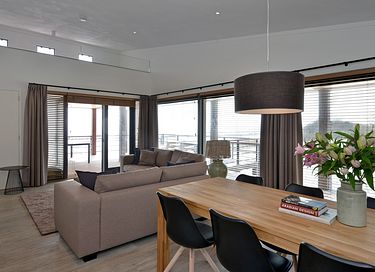 Stylish beach villa right on the water - 9