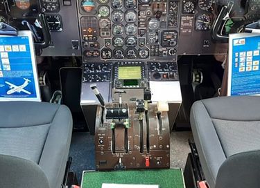 Schlafen in einem Flugzeug mit Kontrollturm - 5