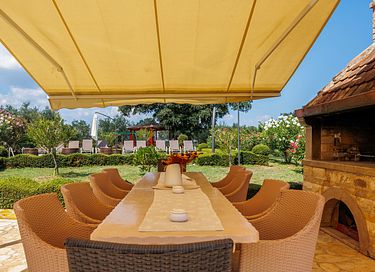 Large villa with private pool and spacious garden - 4