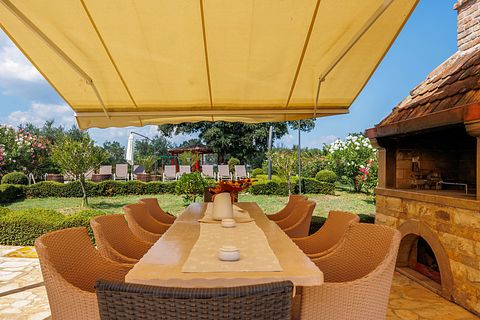 Large villa with private pool and spacious garden - 4
