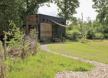 Kleines Haus auf Rädern in der Landschaft  - 21