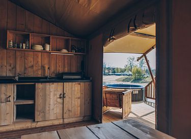 Tente safari de luxe avec bain à remous au bord d'un lac - 5