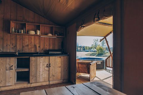 Tente safari de luxe avec bain à remous au bord d'un lac - 5