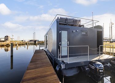 Hausboot im Hafen von Lemmer - 15