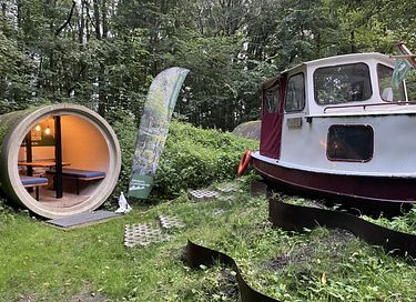 Spending the night in a cabin boat - 13