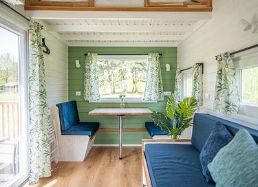Kleurrijk tinyhouse met safari-slaaptent - 7