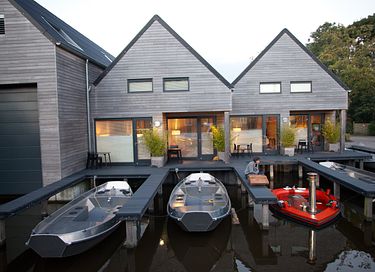 Stylish waterfront holiday home
