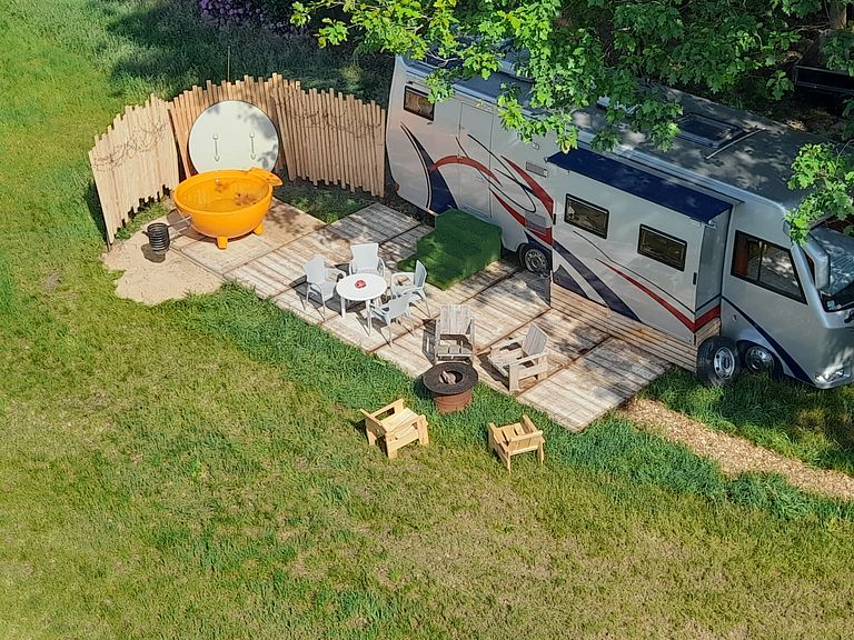 Sleeping in a vintage camper with hot tub - 1