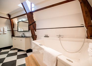 Passez la nuit dans la suite nuptiale du domaine. - 3