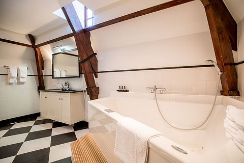 Passez la nuit dans la suite nuptiale du domaine. - 3