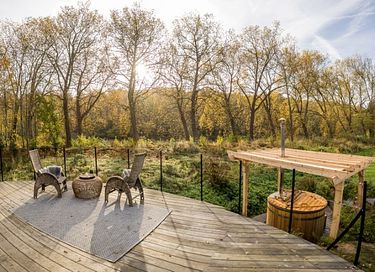 Luxe privé glamping aan het water met hottub - 24